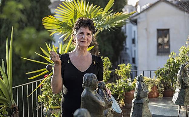 Encarna Ocaña, en su terraza, lista para su homenaje diario.