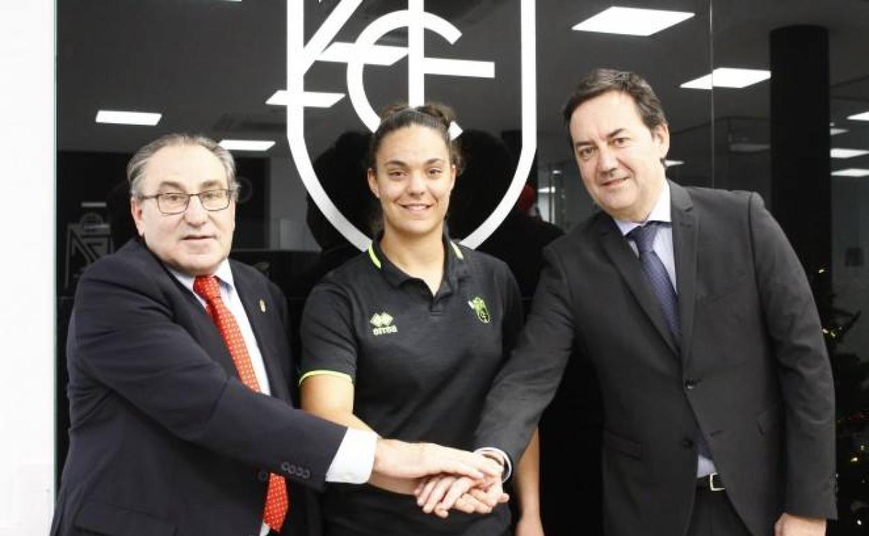 Macanás, María Valenzuela y Monterrubio, en su última renovación. 