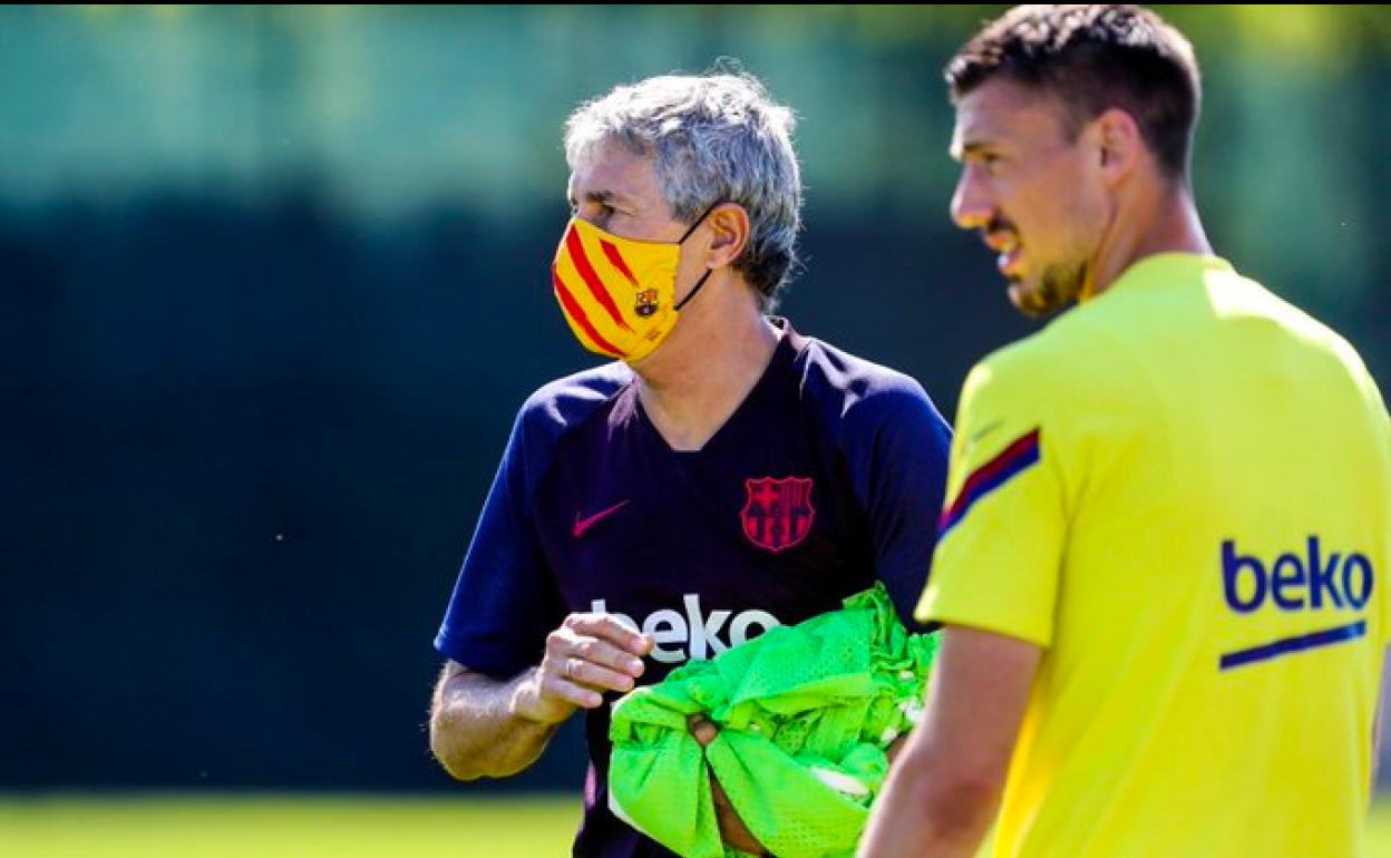 Quique Setién, con la nueva mascarilla oficial del Barça. 