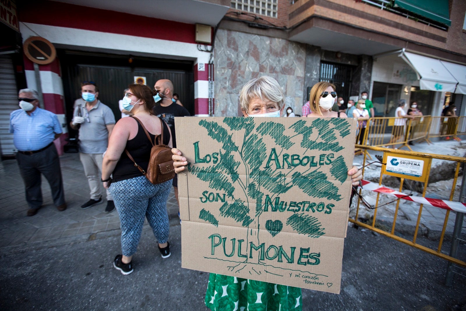 Decenas de personas protestan contra la decisión del Ayuntamiento de talar los árboles de la calle Palencia