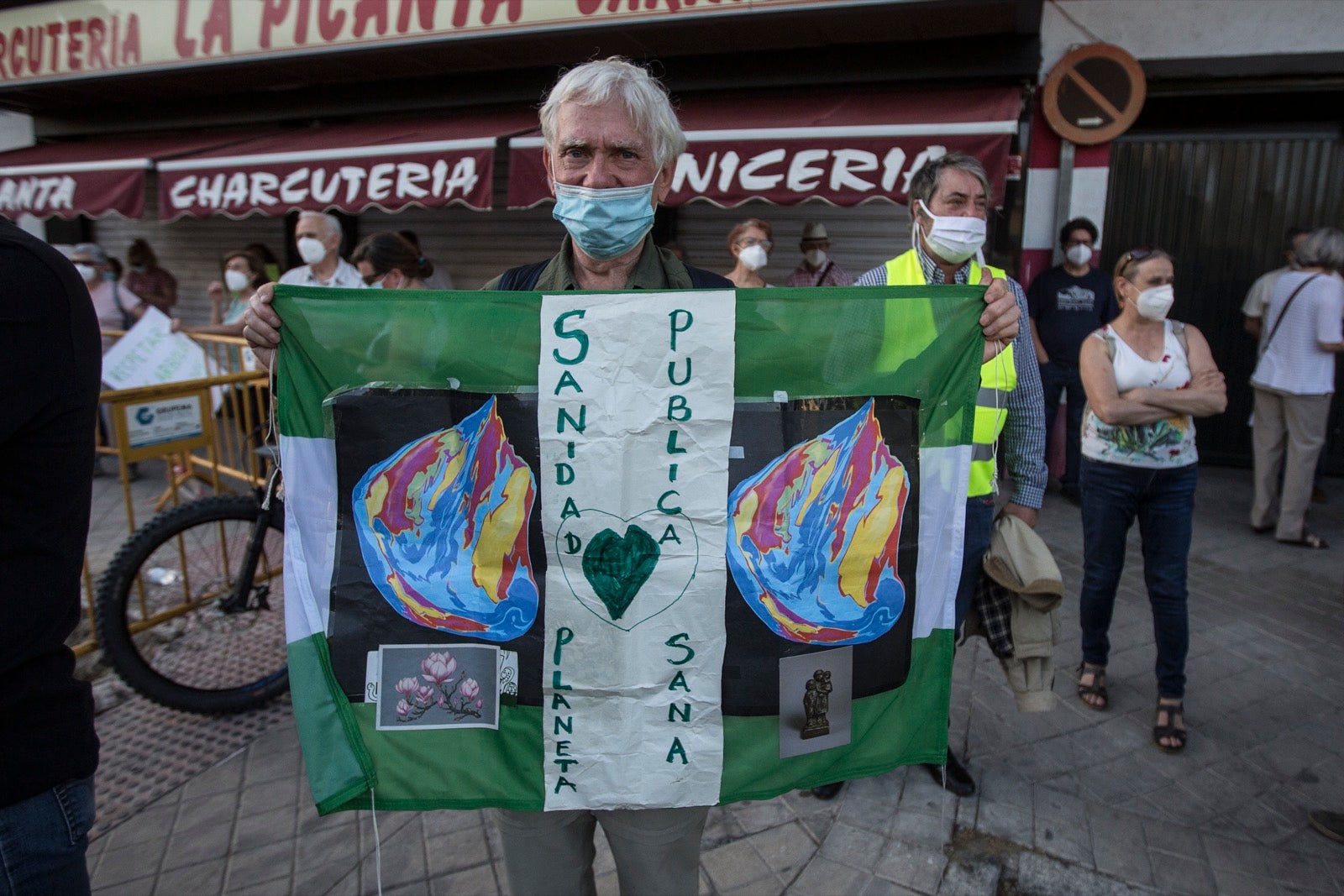 Decenas de personas protestan contra la decisión del Ayuntamiento de talar los árboles de la calle Palencia