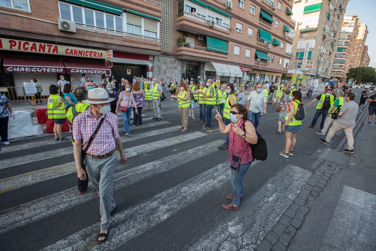 Decenas de personas protestan contra la decisión del Ayuntamiento de talar los árboles de la calle Palencia