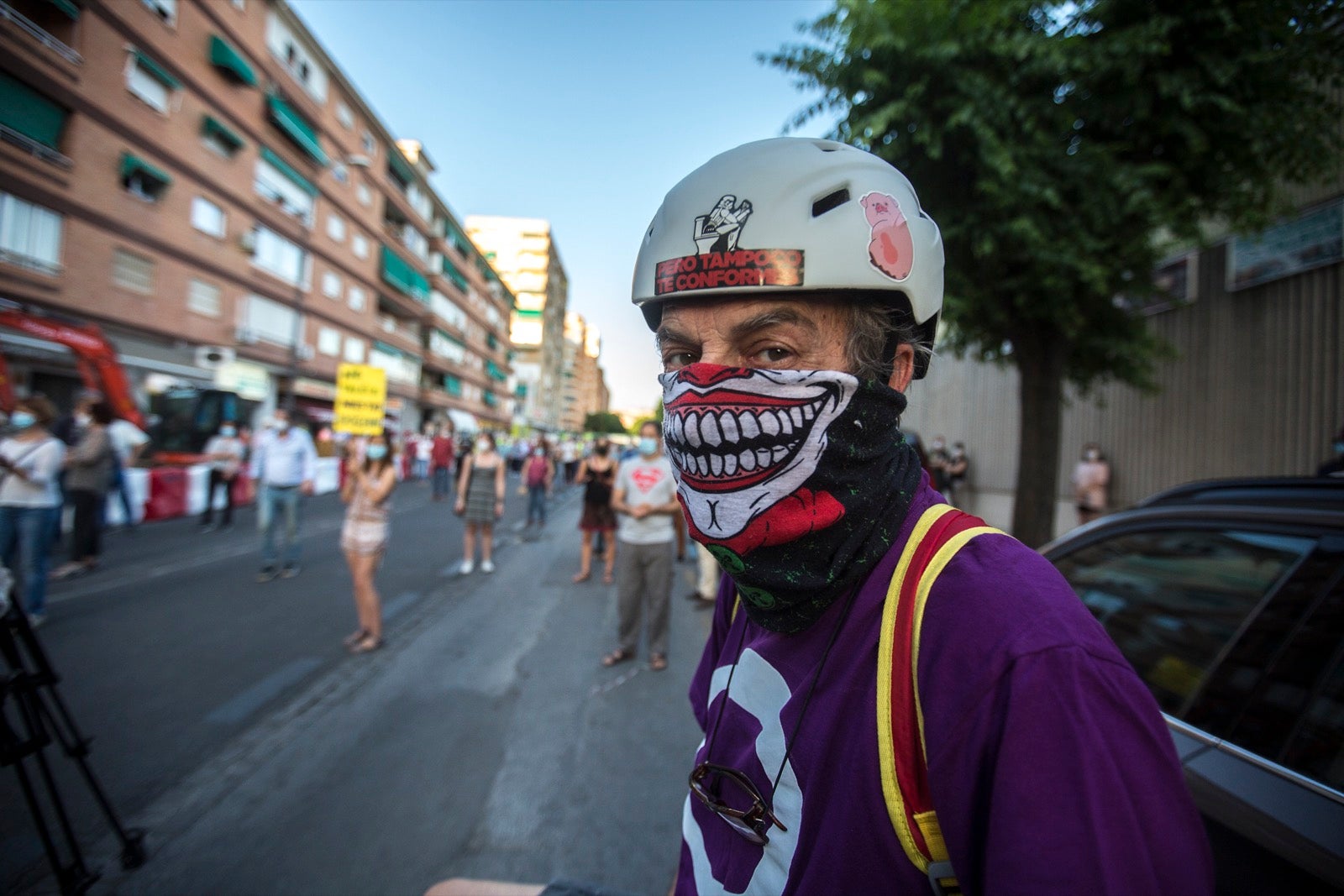 Decenas de personas protestan contra la decisión del Ayuntamiento de talar los árboles de la calle Palencia