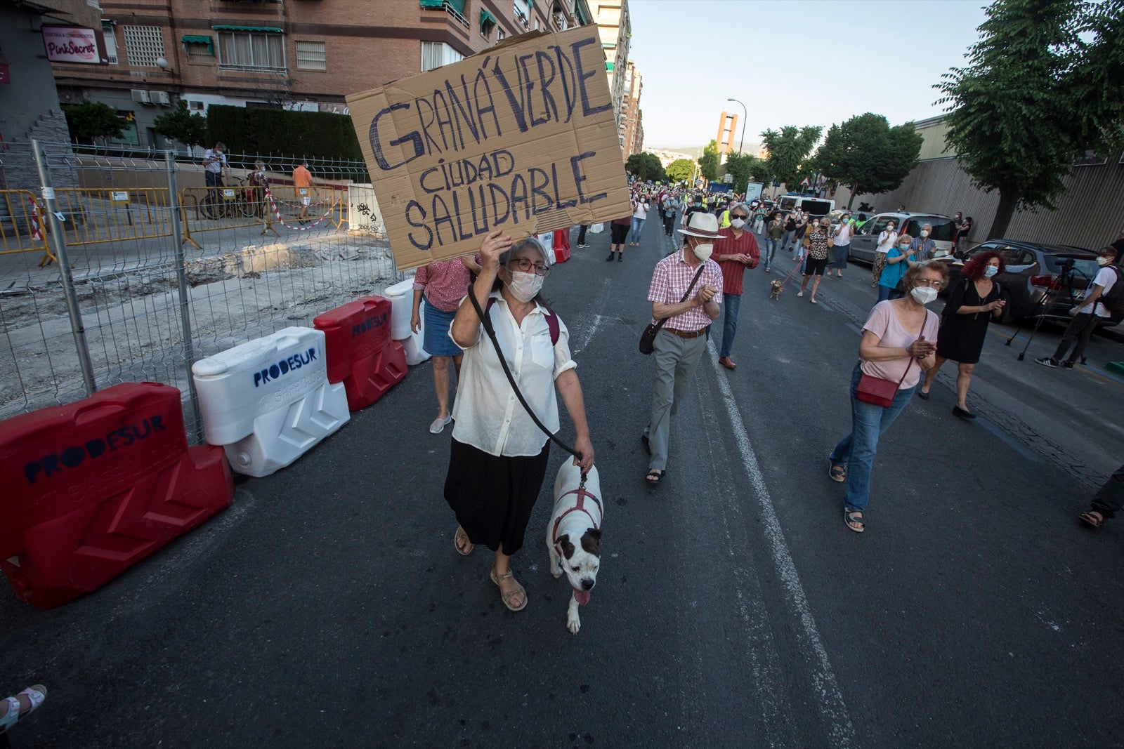 Decenas de personas protestan contra la decisión del Ayuntamiento de talar los árboles de la calle Palencia