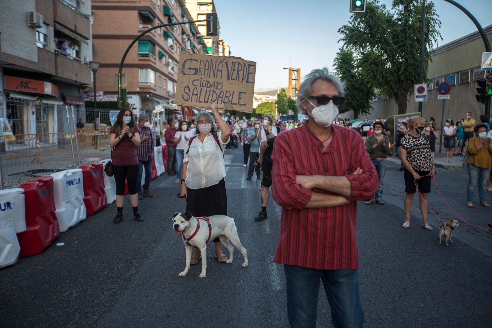 Decenas de personas protestan contra la decisión del Ayuntamiento de talar los árboles de la calle Palencia