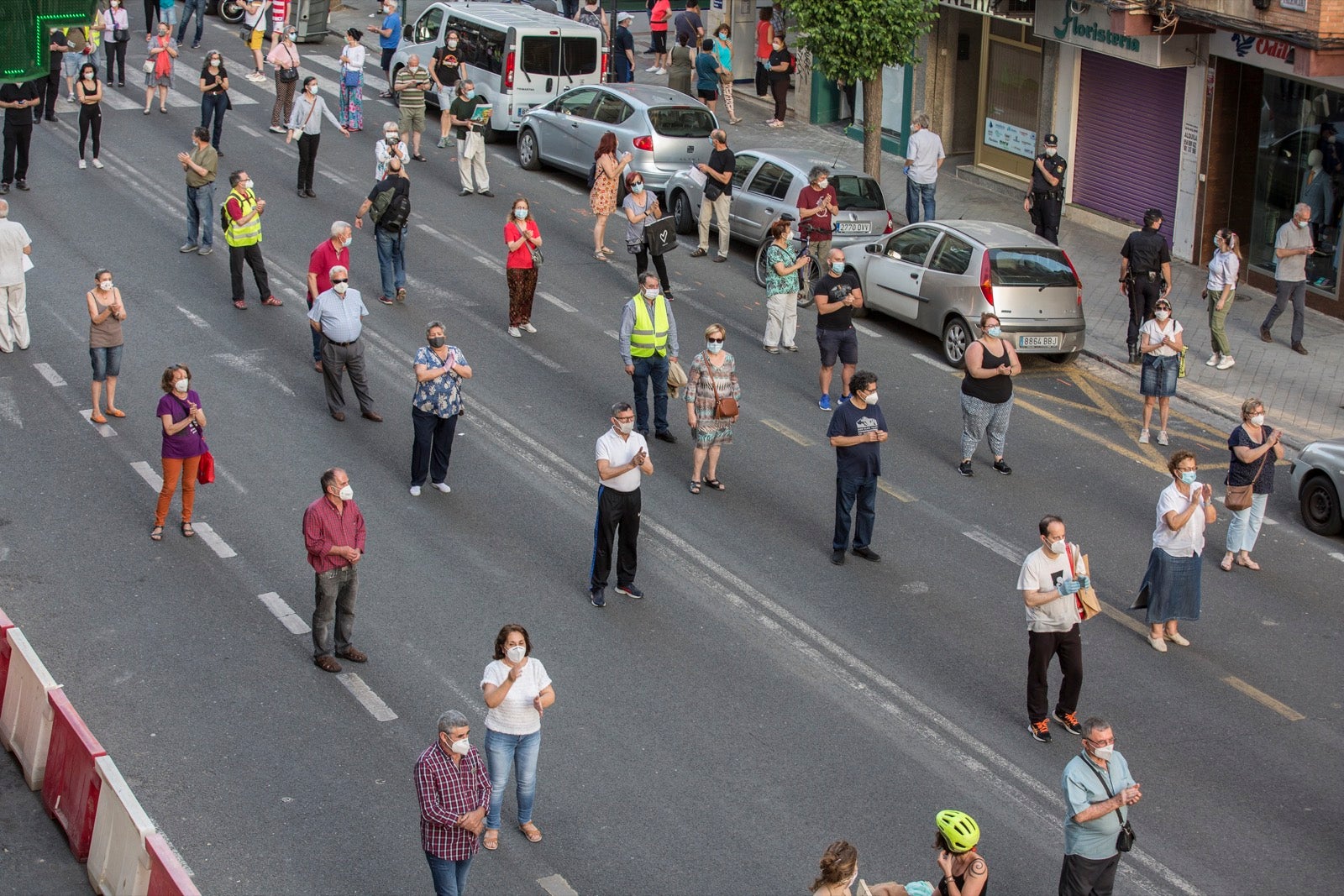 Decenas de personas protestan contra la decisión del Ayuntamiento de talar los árboles de la calle Palencia