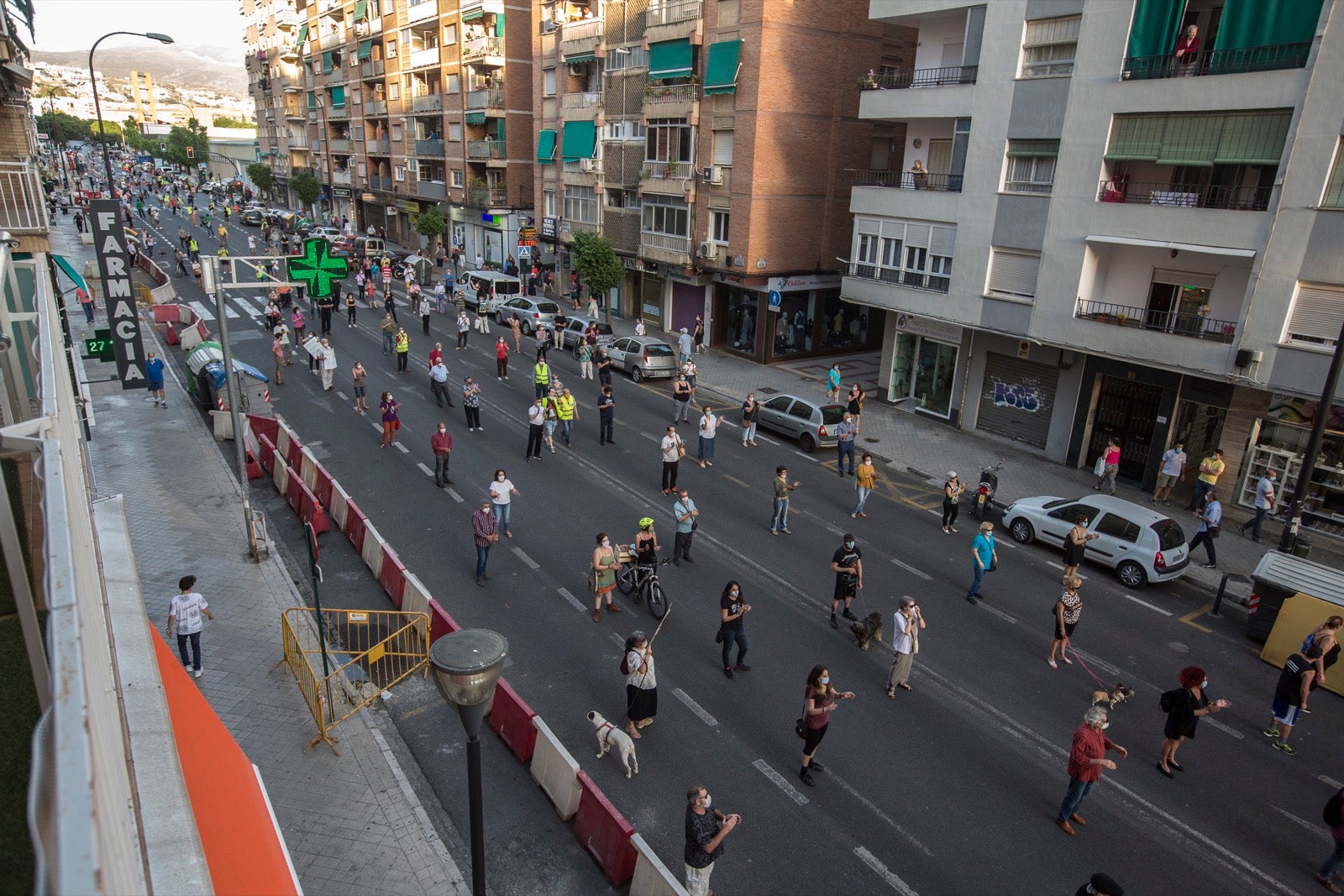 Decenas de personas protestan contra la decisión del Ayuntamiento de talar los árboles de la calle Palencia