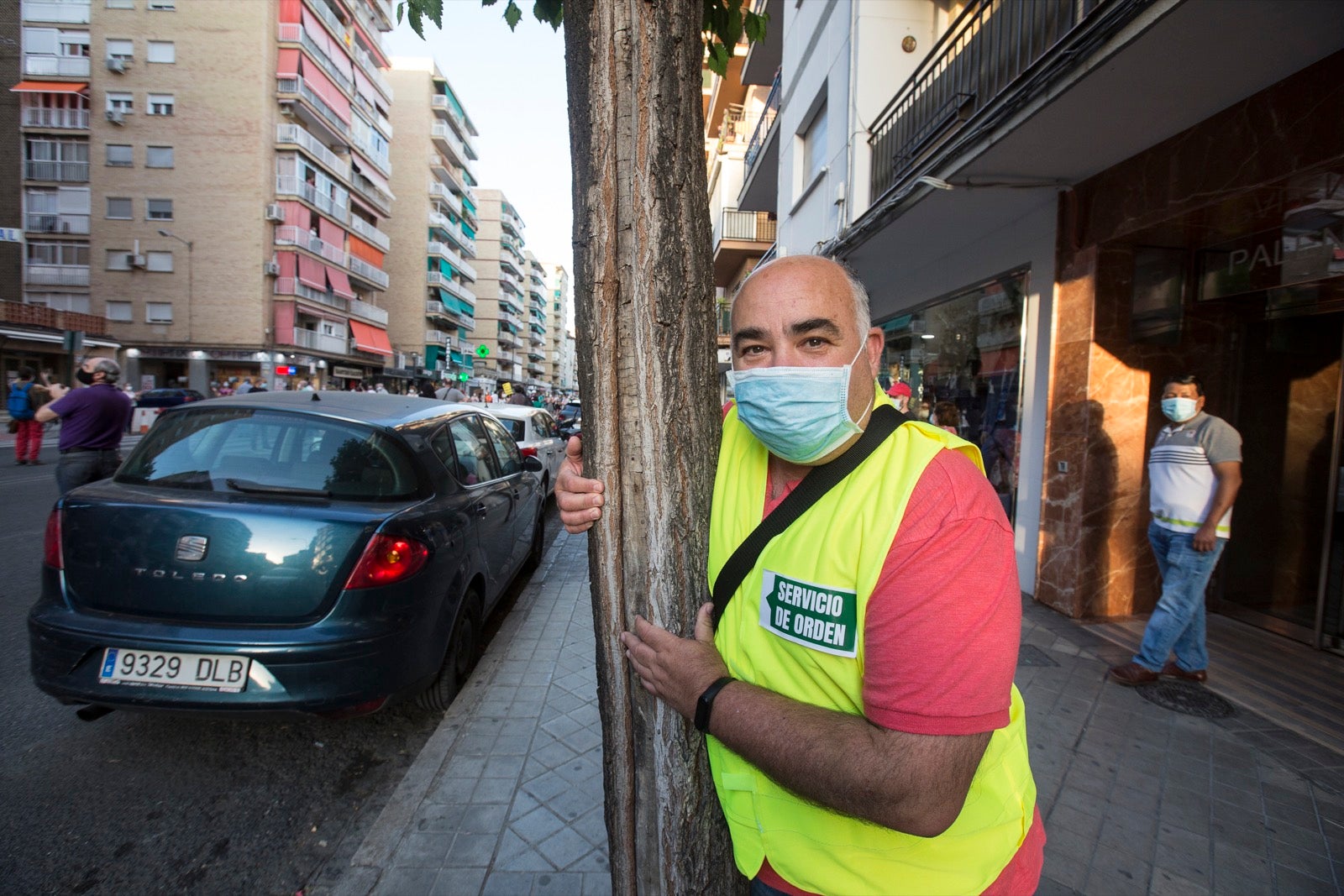 Decenas de personas protestan contra la decisión del Ayuntamiento de talar los árboles de la calle Palencia