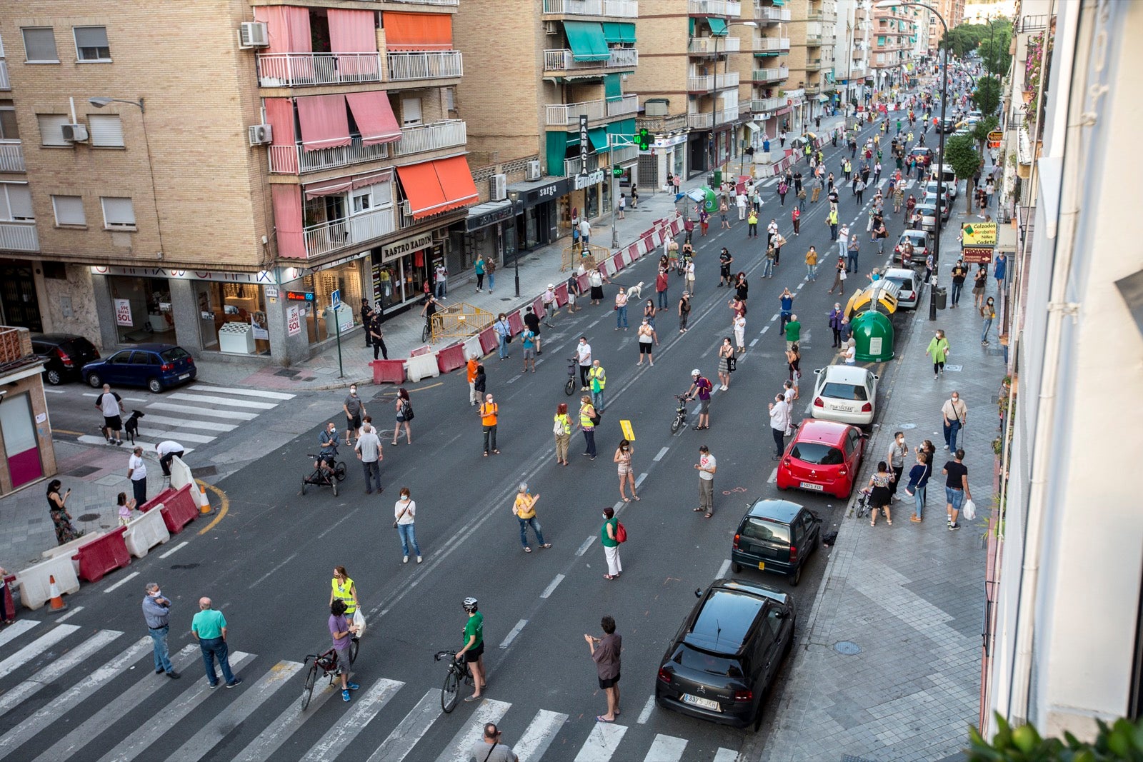 Decenas de personas protestan contra la decisión del Ayuntamiento de talar los árboles de la calle Palencia