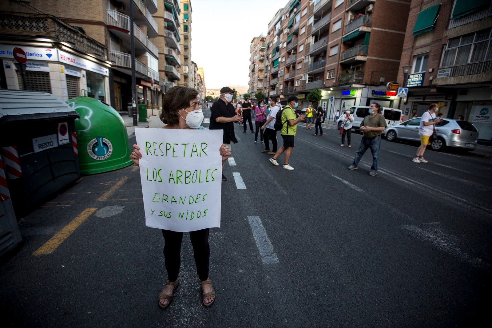 Decenas de personas protestan contra la decisión del Ayuntamiento de talar los árboles de la calle Palencia