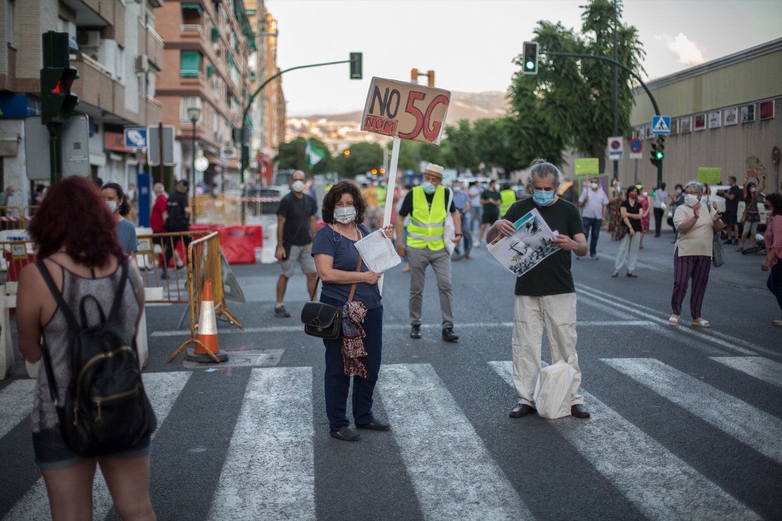 Decenas de personas protestan contra la decisión del Ayuntamiento de talar los árboles de la calle Palencia