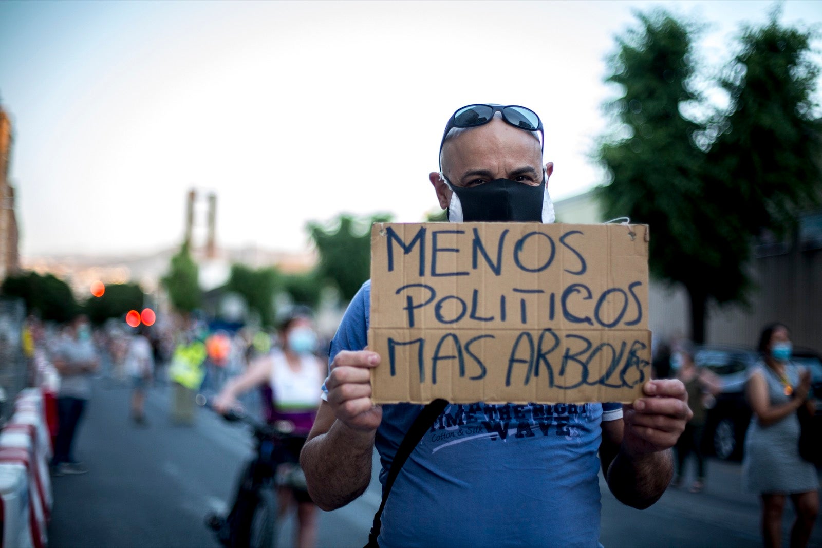 Decenas de personas protestan contra la decisión del Ayuntamiento de talar los árboles de la calle Palencia