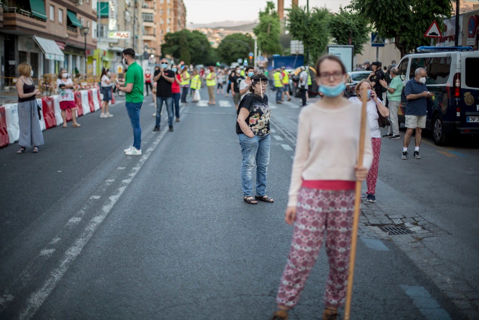 Decenas de personas protestan contra la decisión del Ayuntamiento de talar los árboles de la calle Palencia