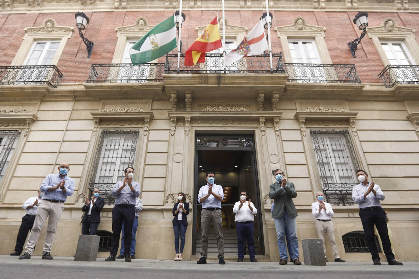 Fotos: Almería rinde homenaje a los fallecidos