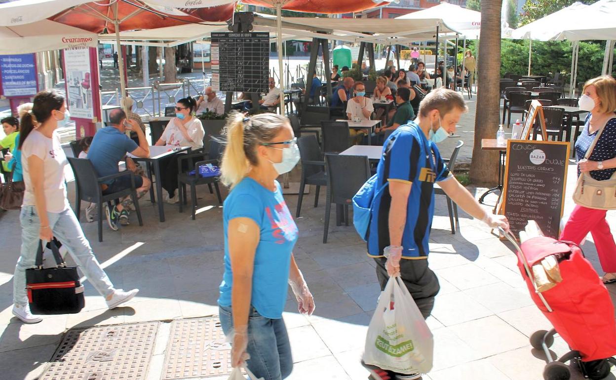 Afluencia en la calle y en las terrazas en la capital en el inicio de la fase 2. 
