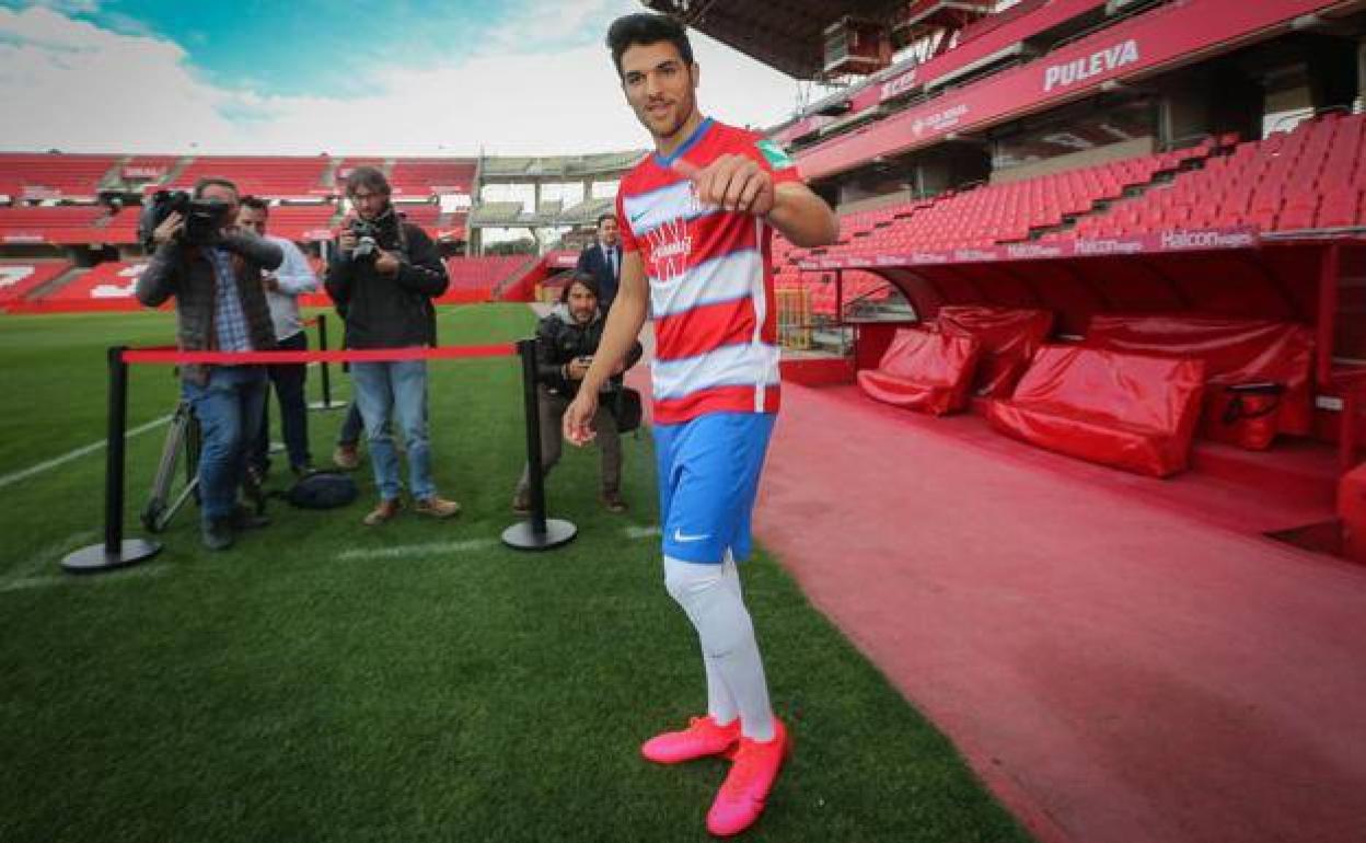 Fotoperiodistas granadinos cubren la presentación de Antoñín como jugador del Granada. 