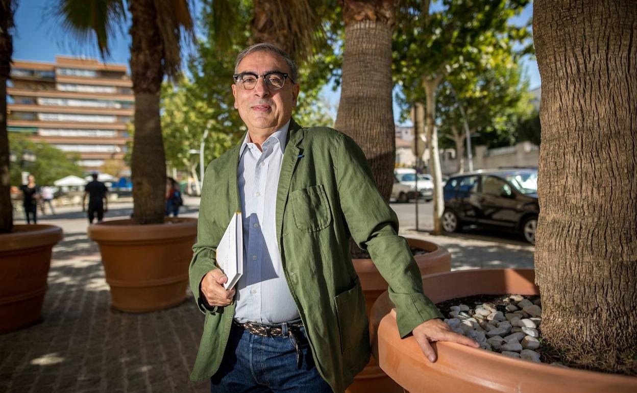 Martínez Olmos, nacido en Guadix, es profesor de la Escuela Andaluza de Salud Pública.