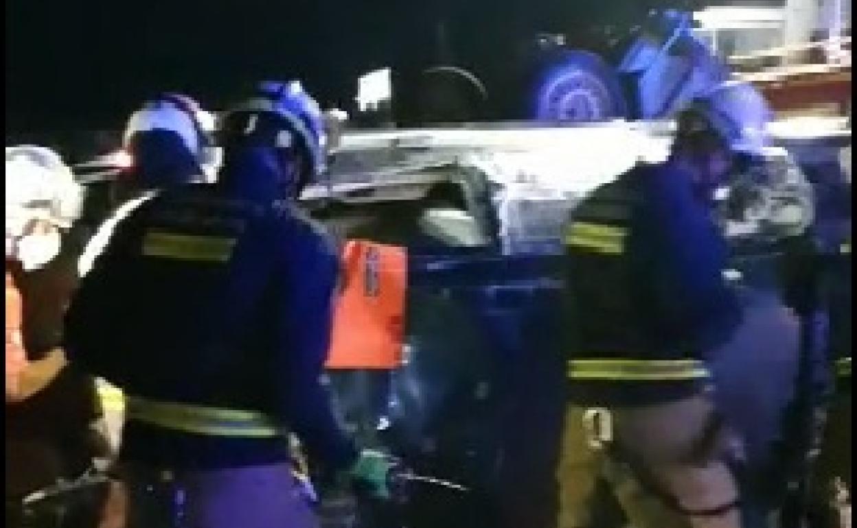 Bomberos excarcelan a dos personas en el accidente ocurrido en la A-44.