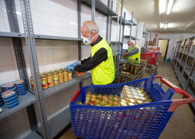 Imagen secundaria 1 - Los mayores del Zaidín donan su hucha al barrio