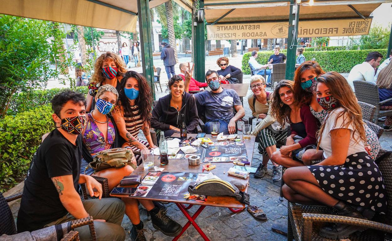 ¿Cuál es la hora límite para estar en la calle de noche en fase 1?