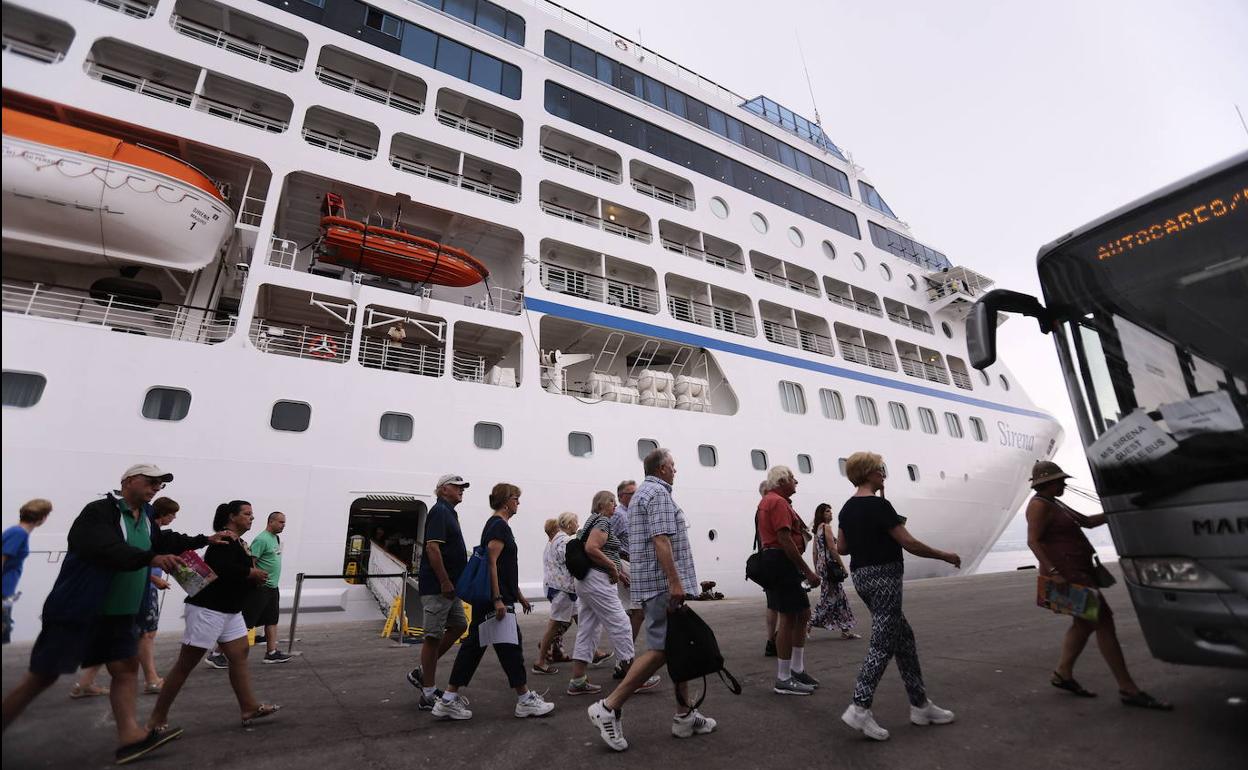 Pasajeros de un crucero desembarcan en el Puerto de Motril