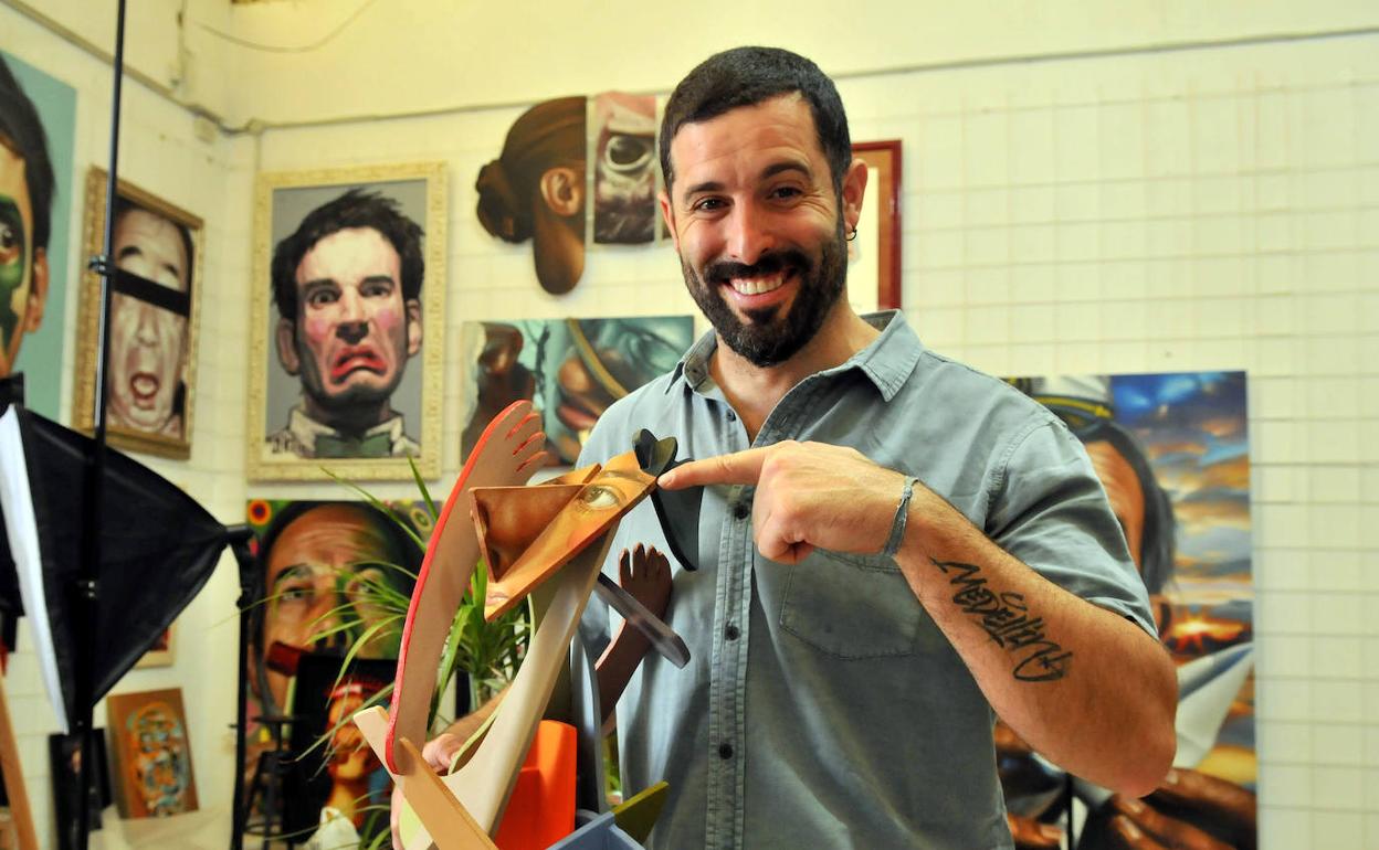 El artista plástico linarense Miguel Ángel Belinchón, 'Belin', rodeado de algunas de sus obras. 