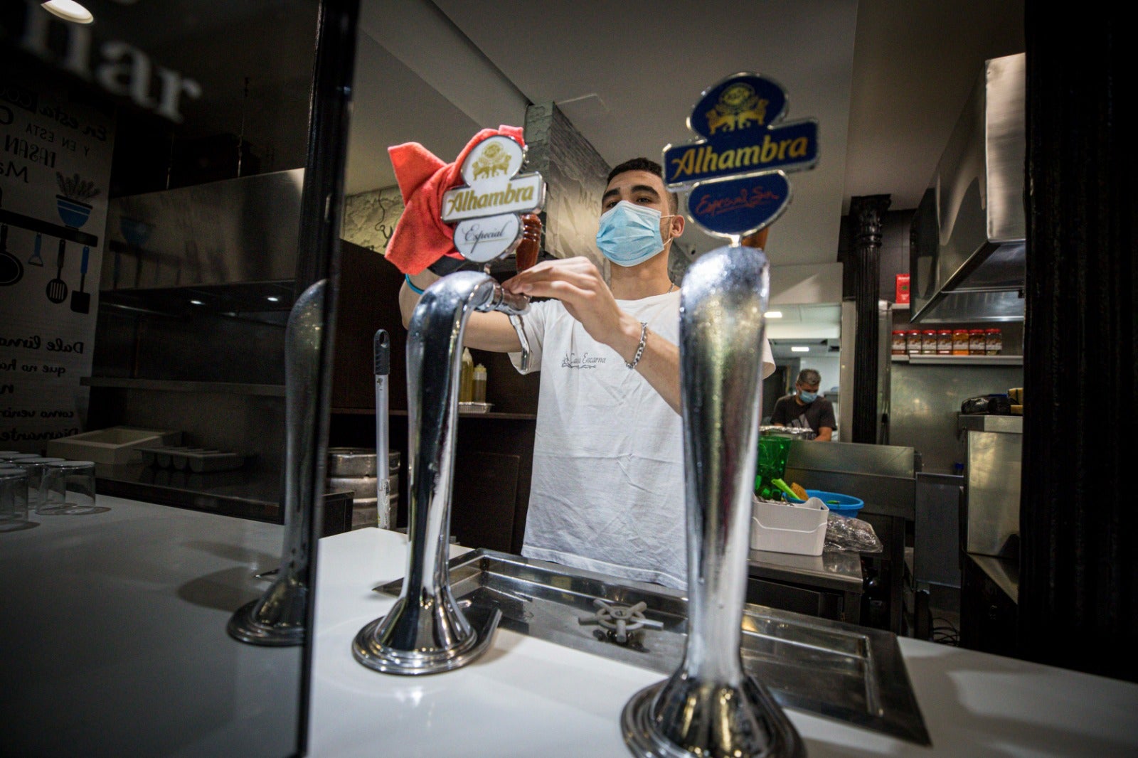 Asistimos a los preparativos de algunos locales horas antes de su puesta en marcha