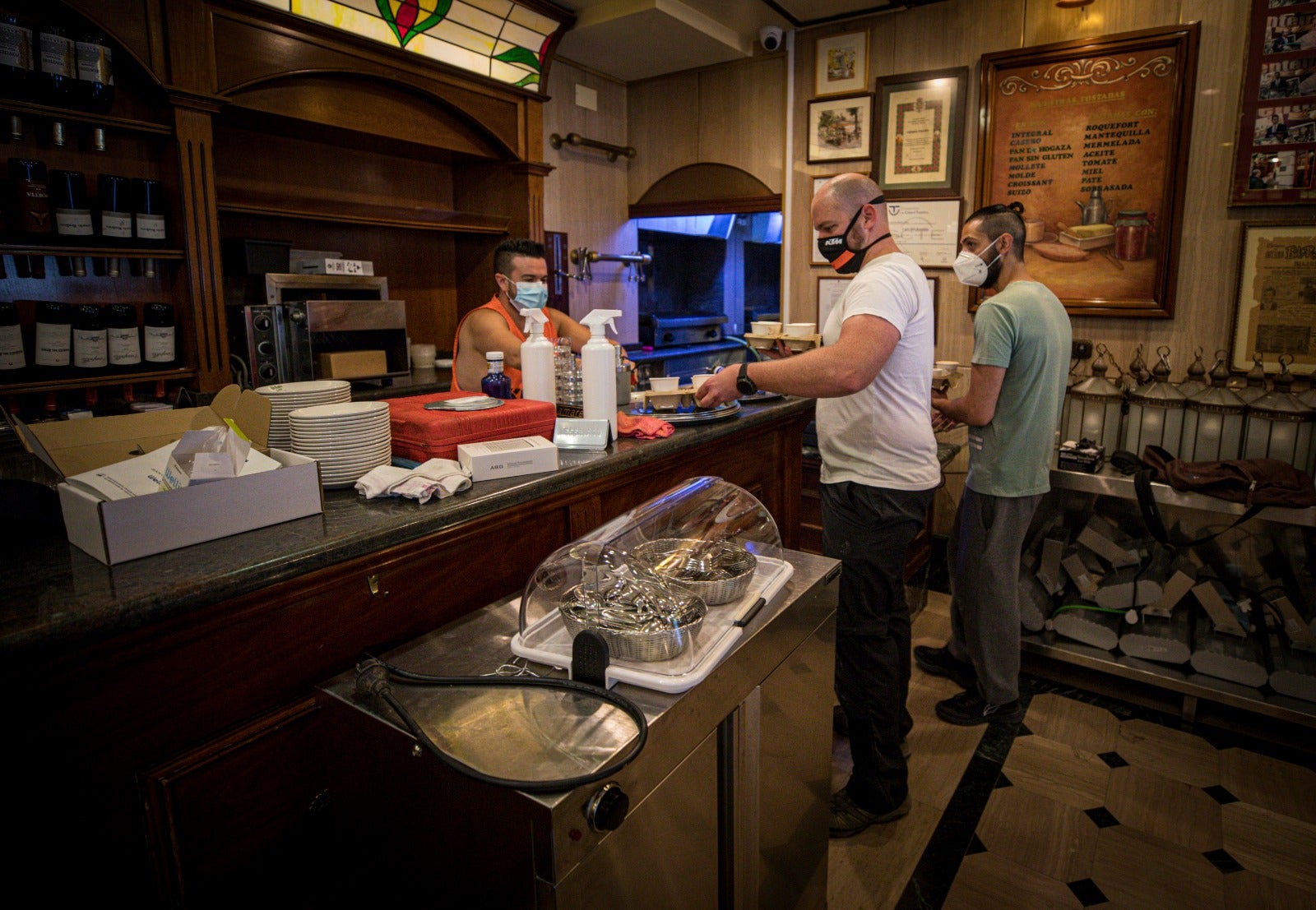 Asistimos a los preparativos de algunos locales horas antes de su puesta en marcha