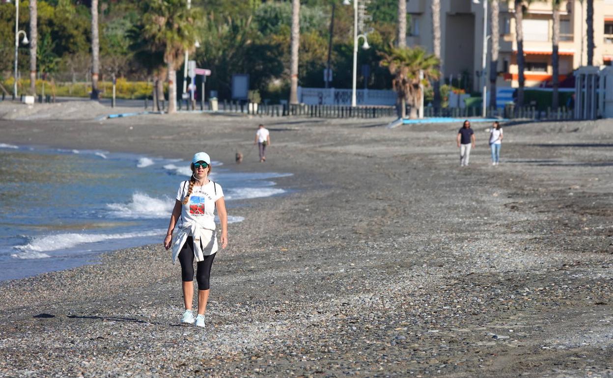 La imagen de personas caminando por playas solitarias sin gente bañándose se acabarán a partir del lunes en la Costa Tropical.