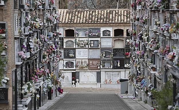 La Policía vigila un entierro de una menor en Granada en el que se congregaron medio centenar de familiares