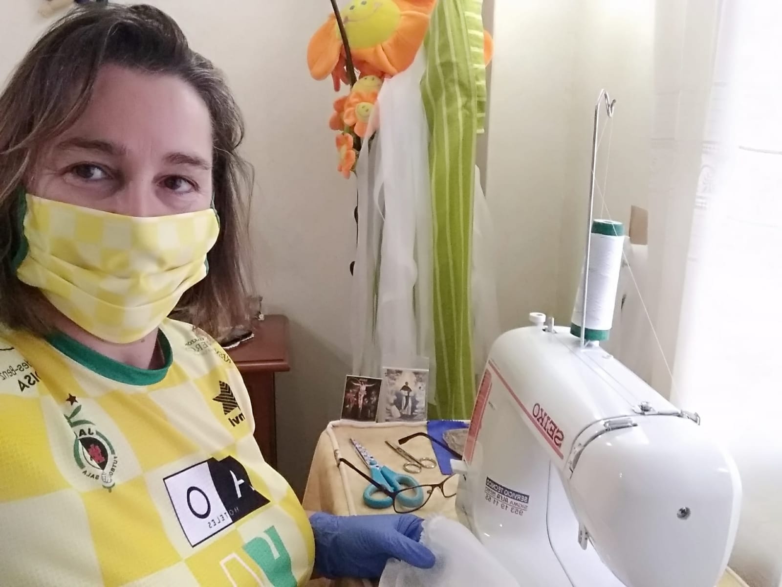 Cientos de mujeres de la provincia han aportado su granito para ayudar en la crisis sanitaria