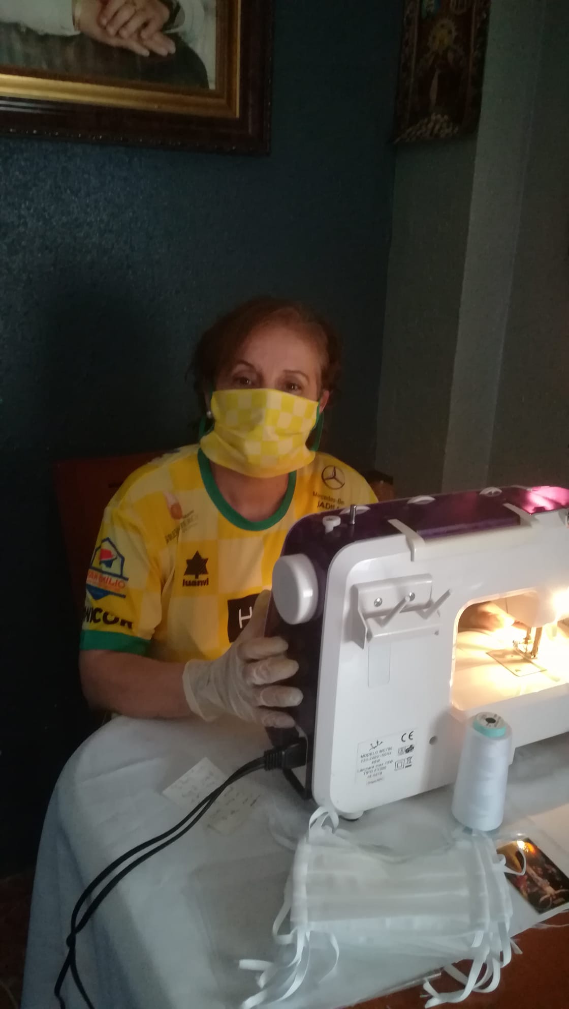 Cientos de mujeres de la provincia han aportado su granito para ayudar en la crisis sanitaria