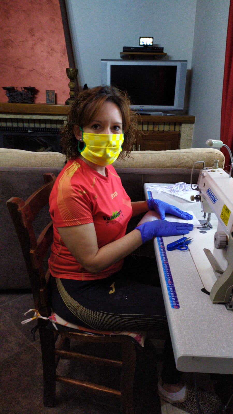 Cientos de mujeres de la provincia han aportado su granito para ayudar en la crisis sanitaria