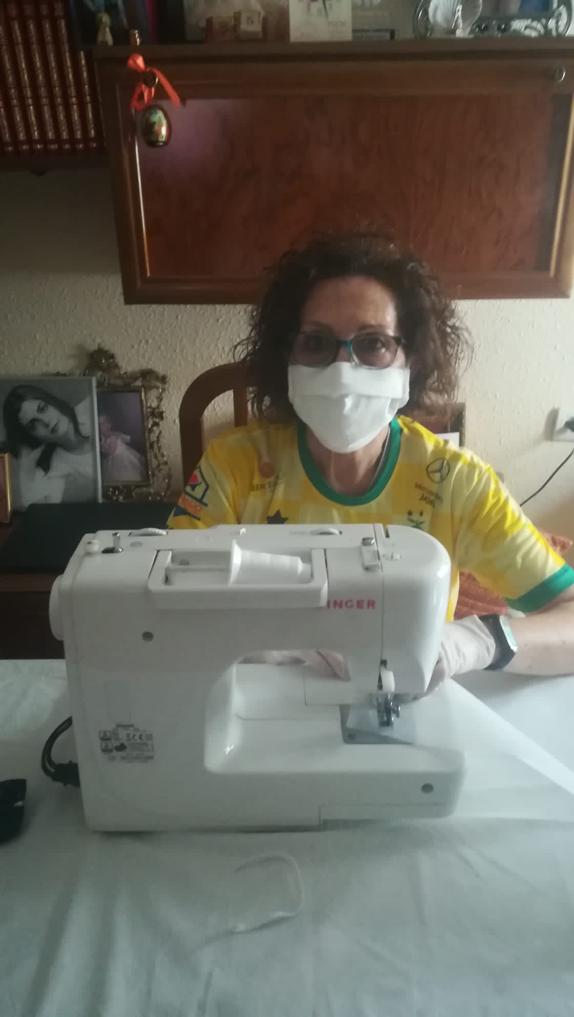 Cientos de mujeres de la provincia han aportado su granito para ayudar en la crisis sanitaria