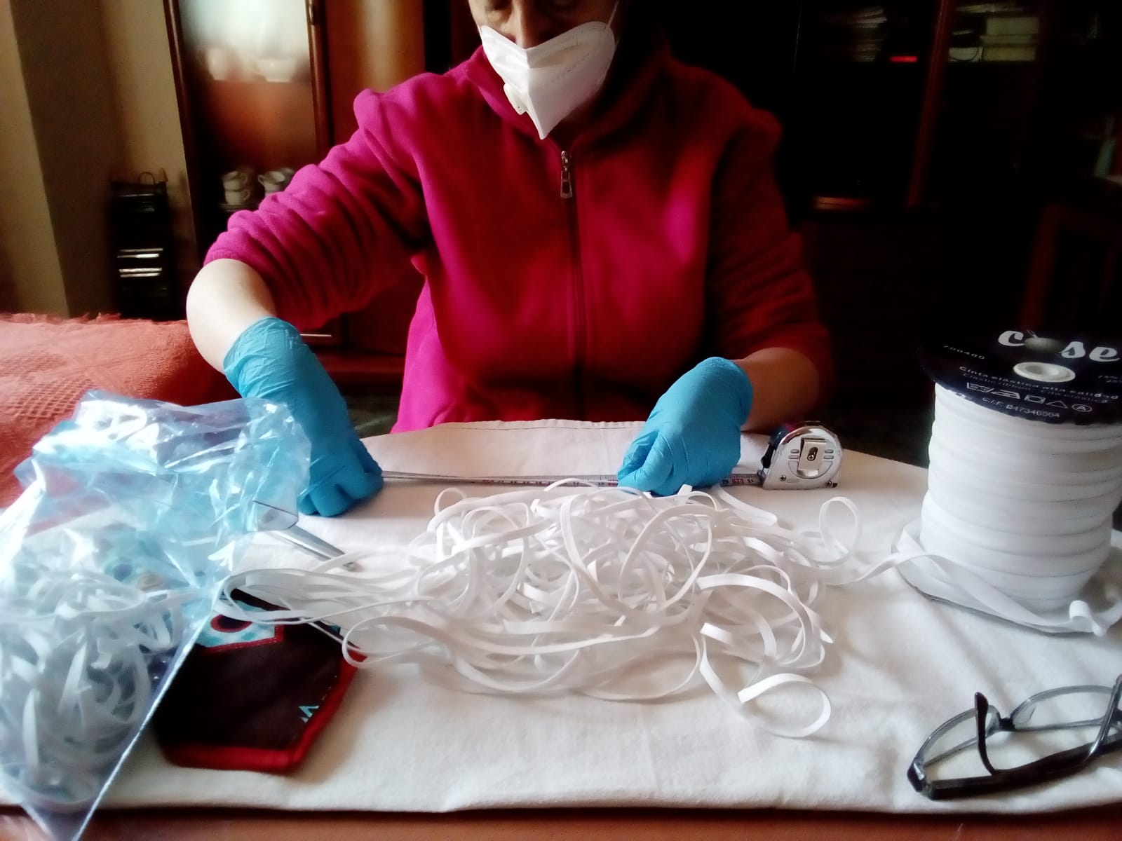 Cientos de mujeres de la provincia han aportado su granito para ayudar en la crisis sanitaria