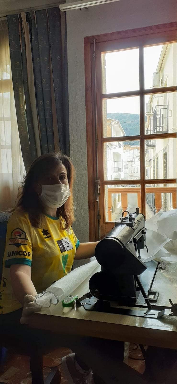 Cientos de mujeres de la provincia han aportado su granito para ayudar en la crisis sanitaria