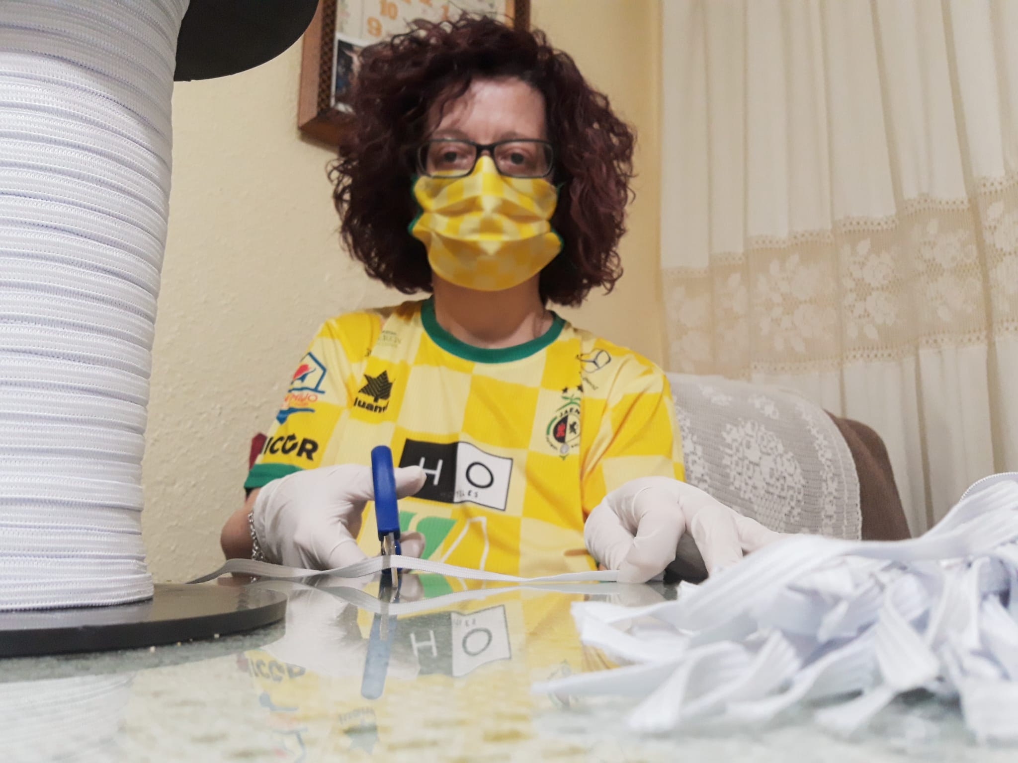 Cientos de mujeres de la provincia han aportado su granito para ayudar en la crisis sanitaria