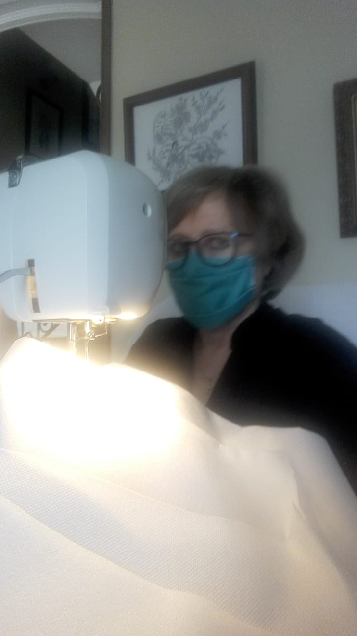 Cientos de mujeres de la provincia han aportado su granito para ayudar en la crisis sanitaria