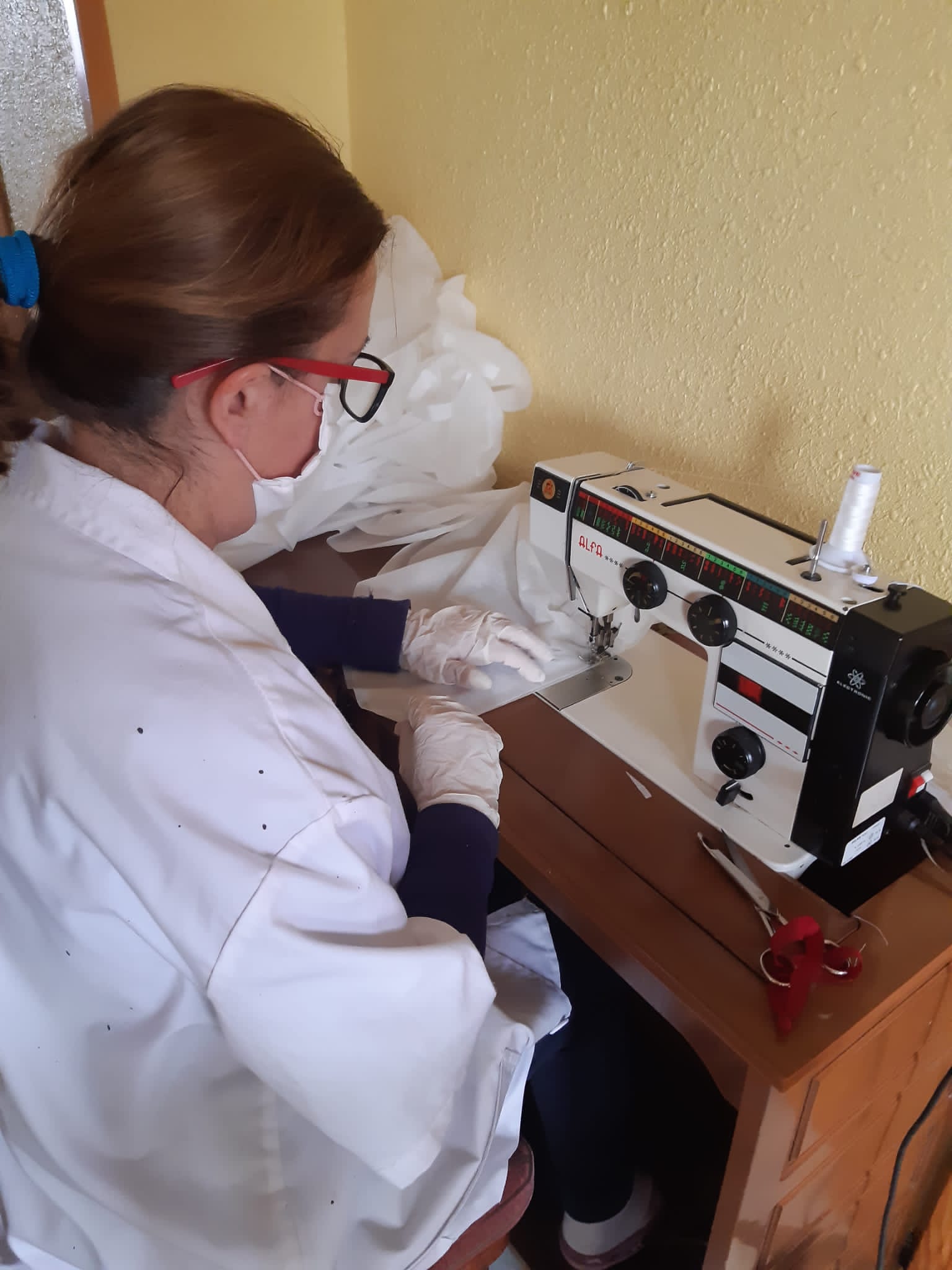 Cientos de mujeres de la provincia han aportado su granito para ayudar en la crisis sanitaria