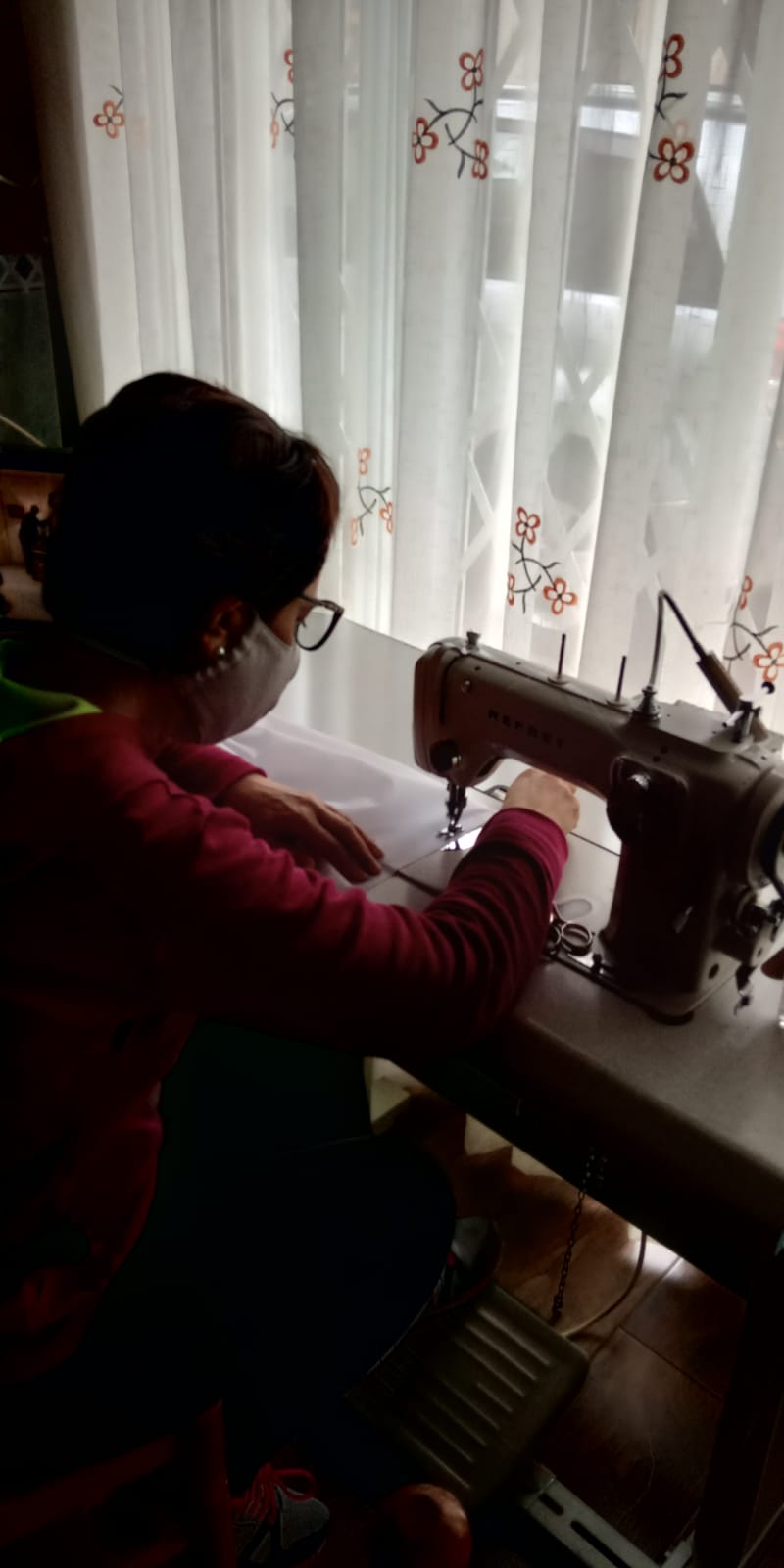 Cientos de mujeres de la provincia han aportado su granito para ayudar en la crisis sanitaria