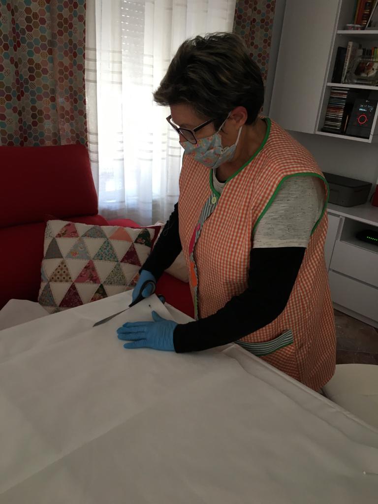 Cientos de mujeres de la provincia han aportado su granito para ayudar en la crisis sanitaria