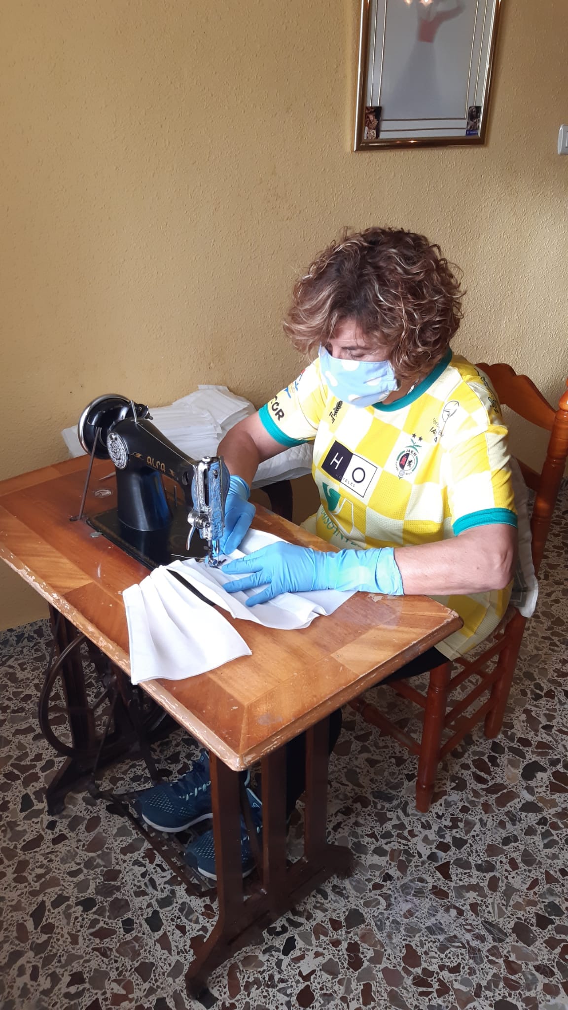 Cientos de mujeres de la provincia han aportado su granito para ayudar en la crisis sanitaria