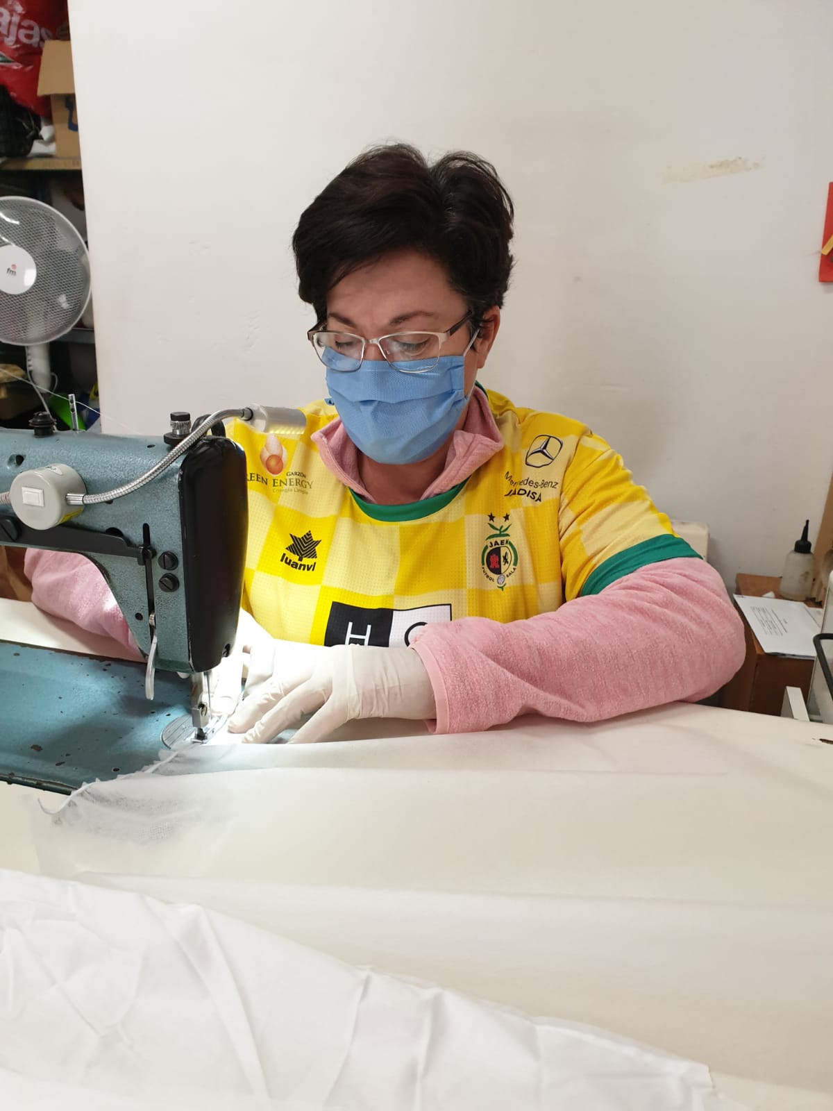 Cientos de mujeres de la provincia han aportado su granito para ayudar en la crisis sanitaria