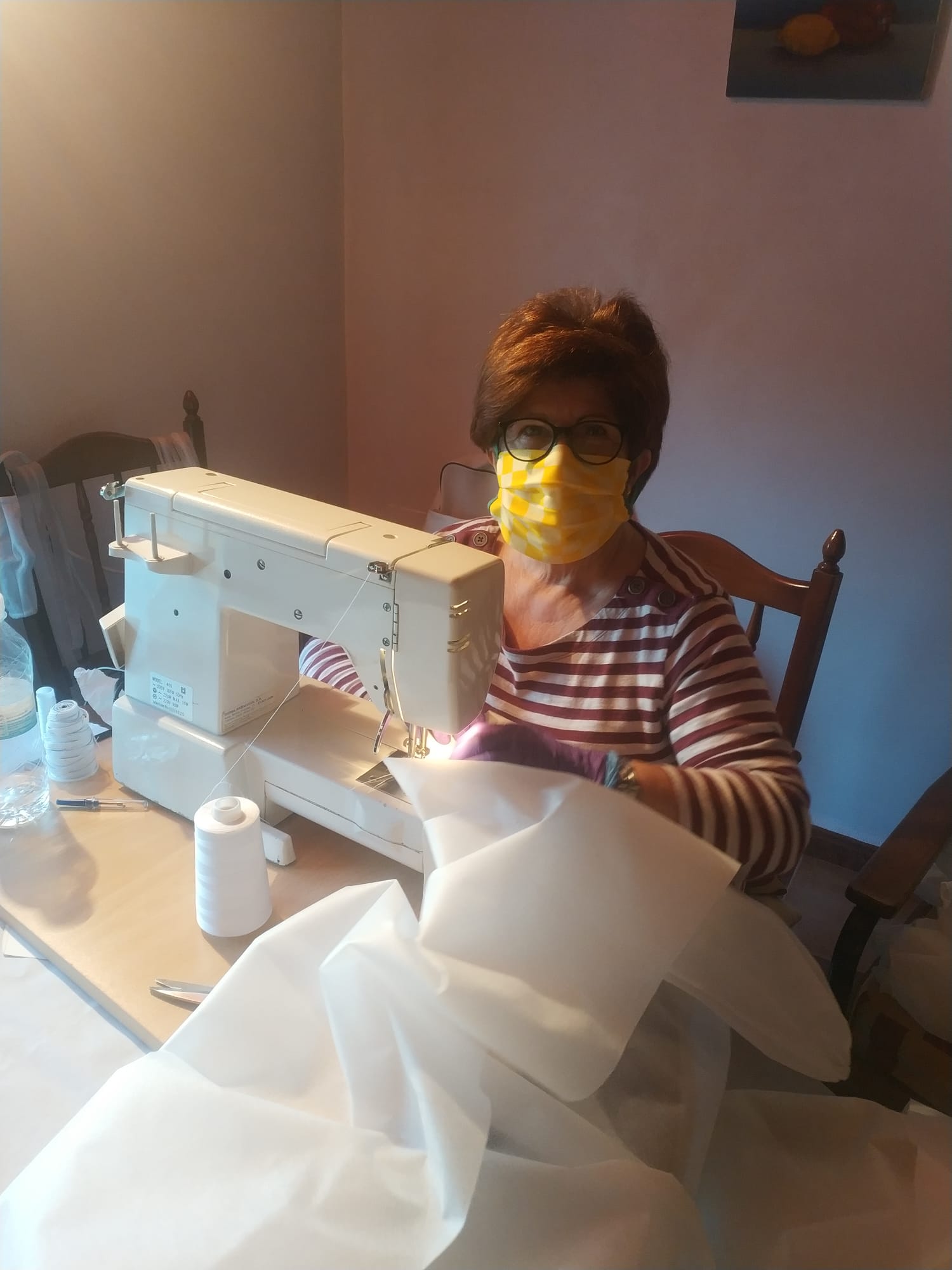 Cientos de mujeres de la provincia han aportado su granito para ayudar en la crisis sanitaria