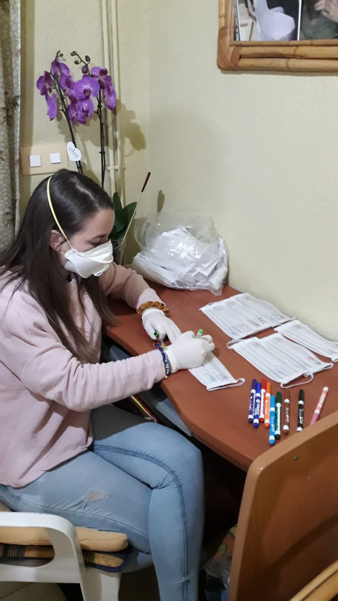 Cientos de mujeres de la provincia han aportado su granito para ayudar en la crisis sanitaria