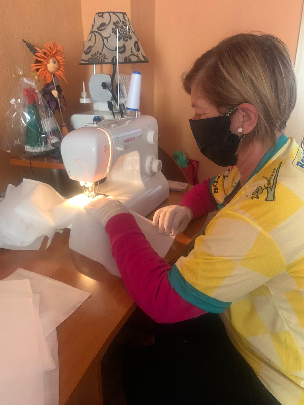 Cientos de mujeres de la provincia han aportado su granito para ayudar en la crisis sanitaria