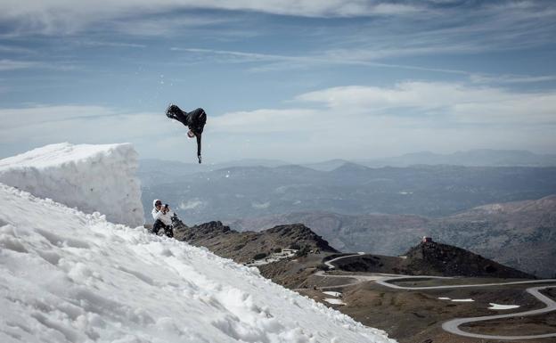 Josito Aragón vuela en lo más alto de Sierra Nevada. 