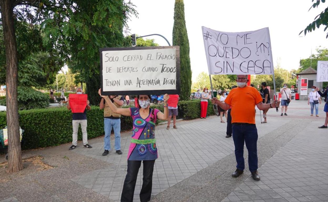 Protesta por el cierre del Palacio de Deportes para personas sin hogar.