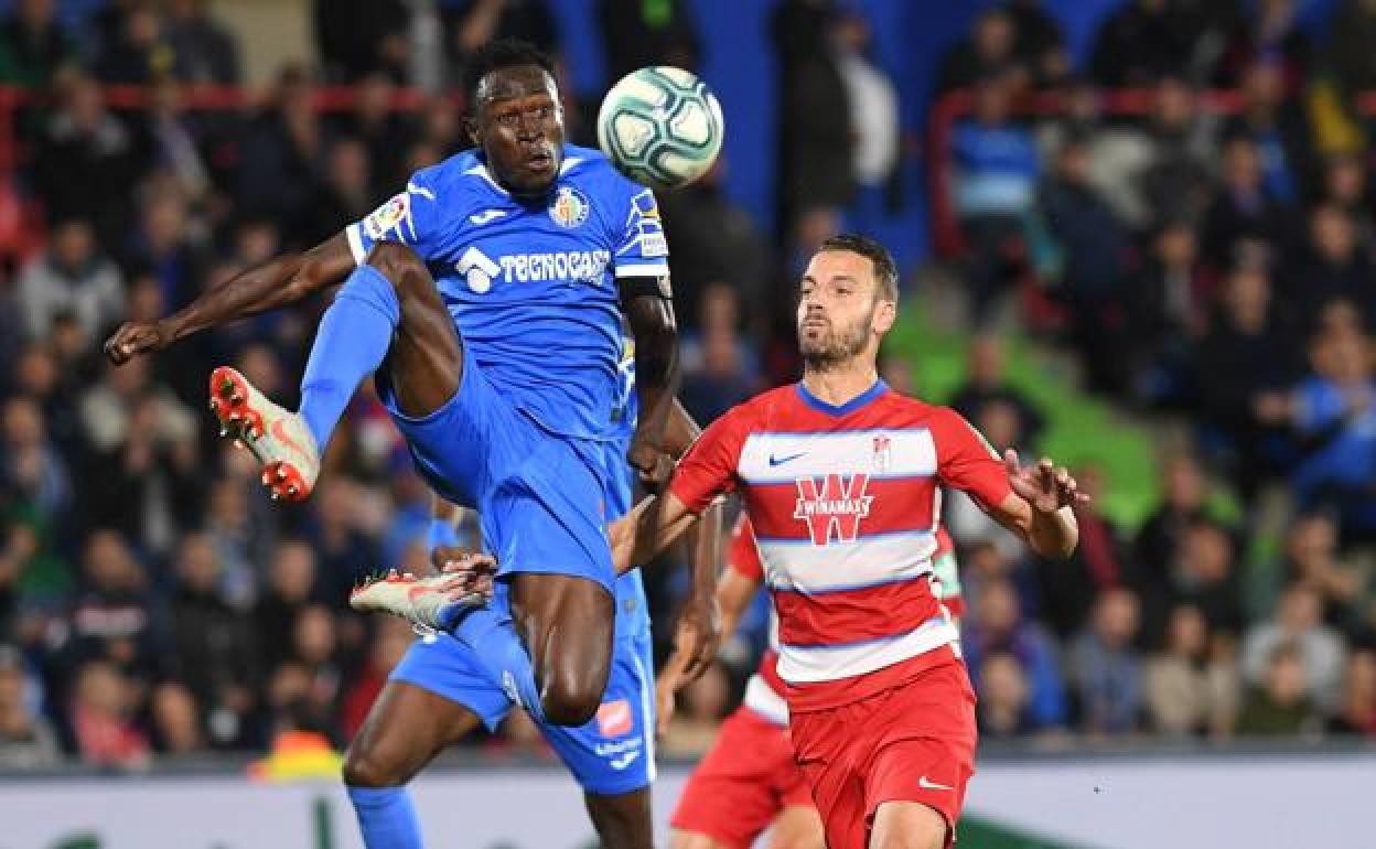 Djené y Soldado persiguen un balón en el partido de la primera vuelta. 