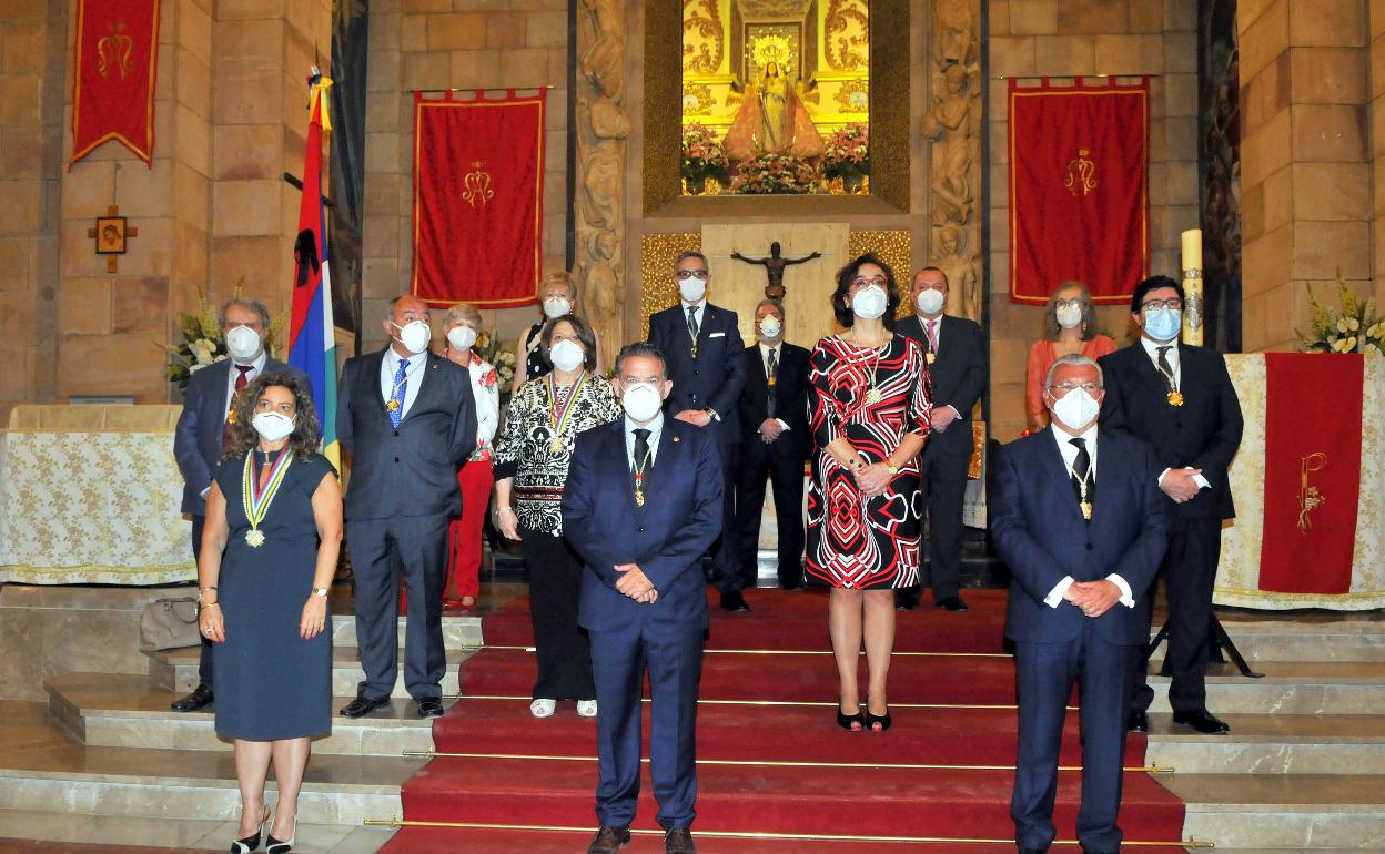 Fotografía de familia de la junta directiva de la Cofradía de la Virgen de Linarejos con el alcalde. 